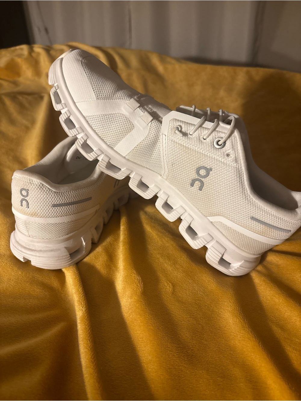 On Running White Cloud-Style Lightweight Sneakers